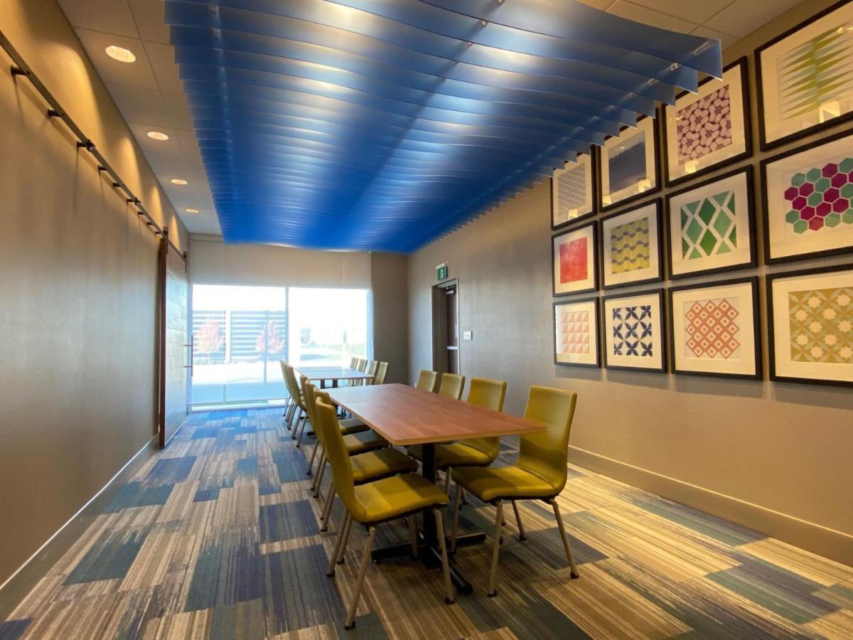 Holiday Inn Express & Suites - Aurora By Ihg Zewnętrze zdjęcie